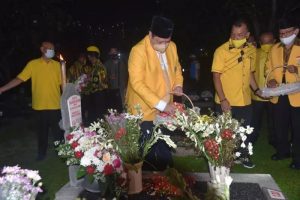 Peringati HUT Ke-56, Pengurus DPP Partai Golkar Adakan Tabur Bungan Di TMP