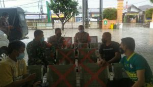 Pertandingan Sepakbola Di Bubarkan Tim Pemburu Covid-19