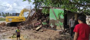 Dua Rumah Warga Di Muara Gembong Roboh Akibat Jebolnya Tanggul Citarum