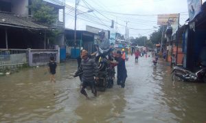 Sekelompok Warga Manfaatkan Banjir Untuk Mengais Rezeki