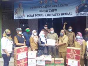 Di Dampingi TKSK, Dinsos Kabupaten Bekasi Salurkan Bantuan Ke Warga Yang Terdampak Banjir