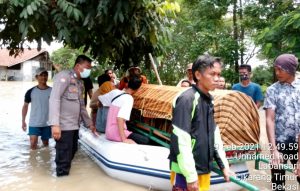 Terkendala Banjir, BPBD Dan Warga Angkut Jenazah Dengan Perahu Karet