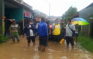 Pantau Titik Banjir Dan Evakuasi Warga, Kades Ciledug Terjunkan Dua Unit Perahu Karet