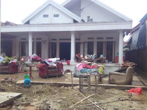 Atasi Sampah Sisa Banjir, Camat Gandeng DLH Dan Dinas Kebersihan