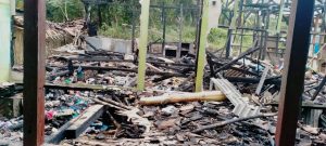 Sisa-sisa bangunan rumah Anwar yang mengalami kebakaran