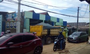 Jalan Rawa Kalong Tugu Kotor Dan Berdebu, Camat Minta Pemborong Bersihkan Jalan