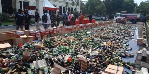 Polres Metro Bekasi Musnahkan Ribuan Botol Miras Dan Miras Oplosan