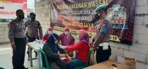 Putus Mata Rantai Penyebaran Covid-19 Unsur Muspika Cibarusah Gencar Berikan Vaksinasi Ke Warga