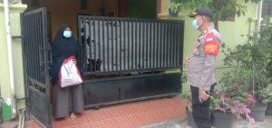 Bantu Penuhi Kebutuhan Warga Yang Menjalankan Isoma, Kapolsek Cibarusah Beri Bantuan Sembako