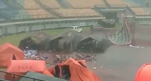 Hujan Deras Di Sertai Angin Kencang Robohkan Tenda Kegiatan Vaksinasi Di GBLA