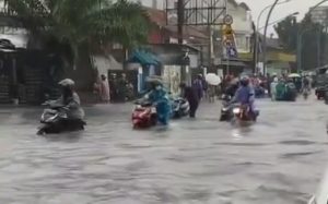 Curah Hujan Tinggi Dan Buruknya Drainase, Menyebabkan Sejumlah Ruas Jalan Di Kota Bandung Terendam Banjir