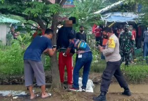 Remaja Tanpa Identitas Di Temukan Tergantung Di Pohon Di Area Lahan Kosong