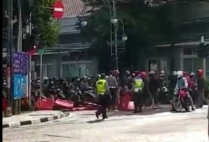 Viral..! Puluhan Pemotor Di Kota Bandung Buka Paksa Penutup Jalan
