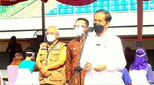 Jokowi Tinjau Kegiatan Vaksinasi Yang Di Gelar Di Stadion Candra Bhaga Kota Bekasi