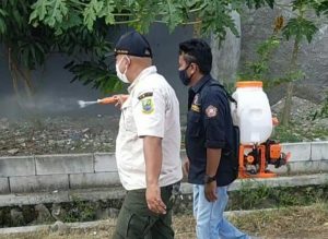 Covid-19 Kembali Meningkat, Karang Taruna Bersama Muspika Cibarusah Lakukan Penyemprotan Disinpektan