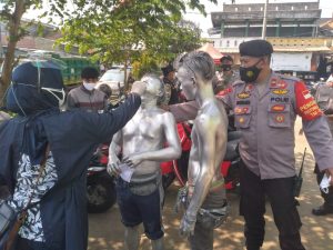 Polsek Cibarusah Jaring Manusia Silver Dalam Operasi Yustisi Gabungan PPKM Darurat