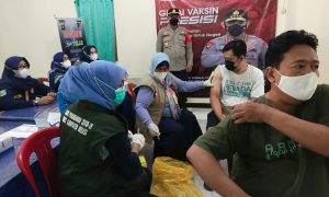 Gandeng Karang Taruna Dan Pemuda Pancasila, Polsek Cibarusah Gelar Kegiatan Vaksinasi Massal