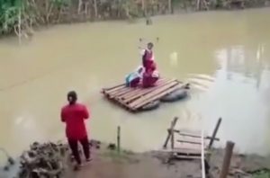 Viral..! Jembatan Terbawa Arus Banjir, Siswa SD Gunakan Rakit Menuju Sekolah