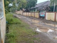 Akses Jalan Menuju SMP Negeri 3 Karang Tengah Kaliwungu Seperti Sawah Viral Di Medsos