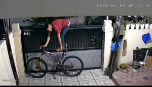 Panjat Pagar Rumah, Diduga Seorang Pencuri Terekam CCTV Dalam Menjalankan Aksinya