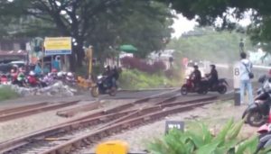 Viral..! Tiga Pengendara Sepeda Motor Nekat Terobos Pintu Perlintasan KA, Langsung Dikecam Netizen