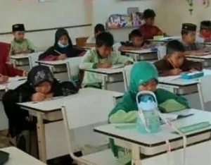 Berbulan-bulan Lamanya Belajar Diatas Lantai, Kini Siswa SDN 05 Mekarsari Dapat Belajar Diatas Meja