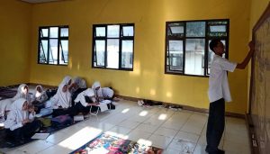 SMPN 3 Bojongmangu Lakukan KBM Tanpa Gedung Dan Mebelair, Pj Bupati Bekasi Dinilai Kurang Peka