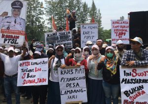 Minta PH Dibebaskan Dan Cabut SK Plt Kades, Ratusan Warga Desa Lambangsari Geruduk Kantor Bupati Bekasi