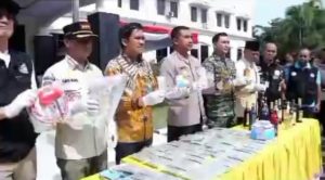 Polres Metro Bekasi Bersama Forkopimda Musnahkan Ribuan Botol Miras Dan Obat-Obatan Terlarang