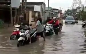 Akibat Luapan Air Kali Bekasi, Jalan Raya Pisangan Kembali Terendam Banjir