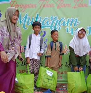 Peringati Tahun Baru Hijriah 1445, SDN 04 Karang Satria Santuni Puluhan Yatim Piatu