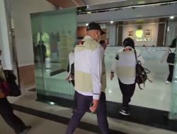 Dua Koper Diduga Berisi Dokumen Diamankan KPK Dari Ruang Bupati Bekasi