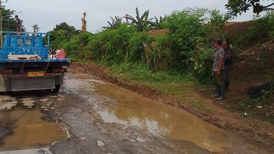 Jalan Utama Dikampung Kelapa Dua Muaragembong Rusak Parah,Warga Desak Pemkab Bekasi Segera Lakukan Perbaikan