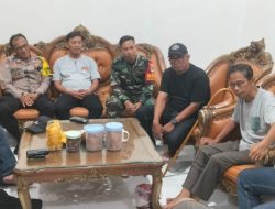 Panitia Pilkades Dan Ka Pamwil Sambangin Kediaman H. Abdul Rohman Kepala Desa Satria Mekar Terpilih
